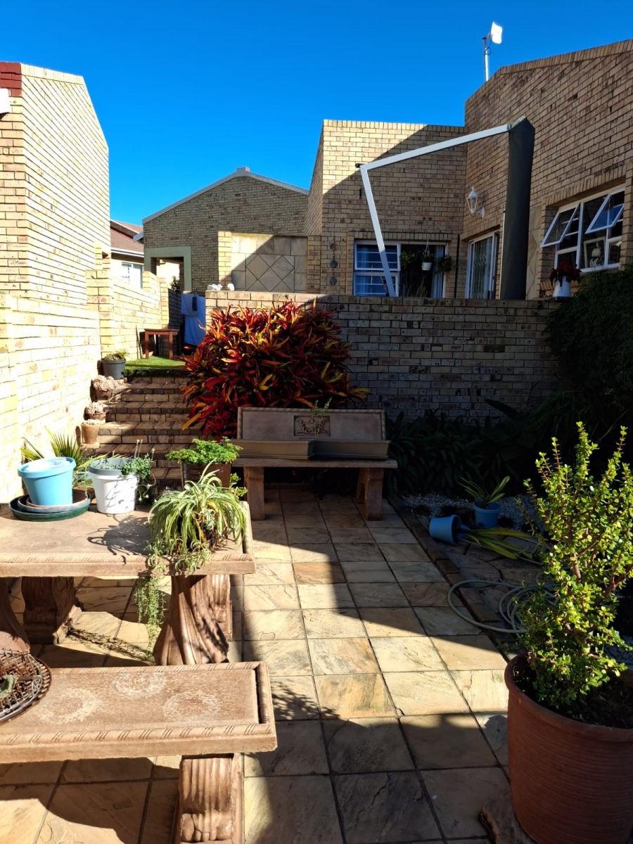 3 Bedroom Property for Sale in Wavecrest Eastern Cape